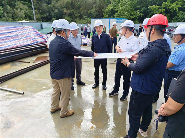 4月28日，市委常務(wù)、常務(wù)副市長(cháng)任生調研新安江防洪項目建設情況，黃山徽投集團副總經(jīng)理張高峰陪同調研。.jpg