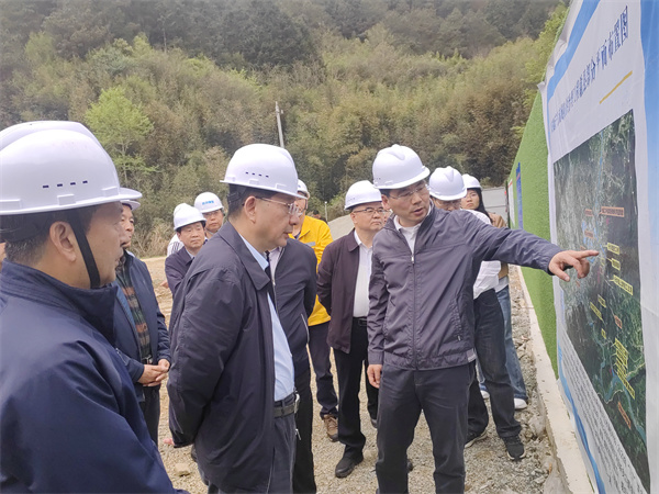 4月1日，安徽省人大常委會(huì )副主任魏曉明查調研防洪項目進(jìn)展情況，縣政府縣長(cháng)王奇勇等相關(guān)部門(mén)負責人陪同調研。.jpg