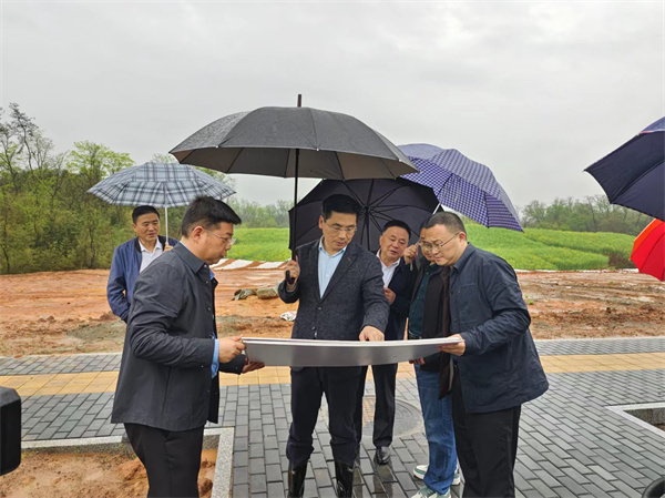 4月2日，洪董，潘總陪同王奇勇縣長(cháng)一行調研重點(diǎn)項目1.jpg