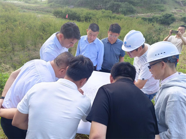 5月15日，張總會(huì )程縣長(cháng)、國土、水利、桂林鎮、徽城鎮主要領(lǐng)導現場(chǎng)查看防洪項目征地重影事宜.jpg