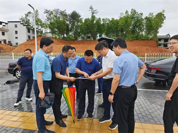 5月30日，洪董，余總陪同詹凱縣長(cháng)一行調研富豐新城路網(wǎng)工程項目.jpg
