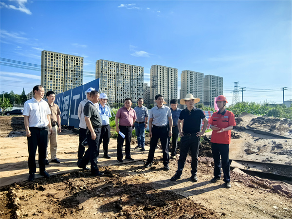 6月12日，洪董陪同王縣長(cháng)調研新安江防洪治理工程。.jpg