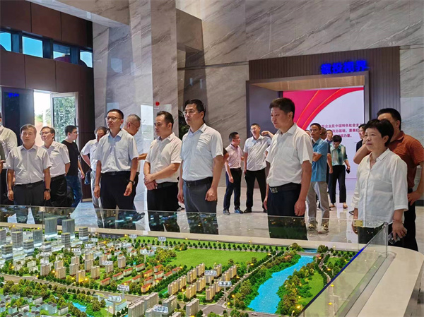 7月18日上午，歙縣人工智能創(chuàng  )客中心正式投入使用并舉行揭牌儀式，縣委常委、常務(wù)副縣長(cháng)詹凱主持儀式，縣委副書(shū)記、縣長(cháng)王奇勇和徽投集團黨委書(shū)記、董事長(cháng)洪筱明共同為歙縣人工智能創(chuàng  )客中心揭牌?？h委常委、縣經(jīng)開(kāi)區管委會(huì )主任王坤，副縣長(cháng)程衍生，縣政協(xié)副主席、財政局局長(cháng)曹胡翠，縣直有關(guān)部門(mén)、縣各金融機構主要負責同志，共同見(jiàn)證揭牌儀式，并觀(guān)摩富豐新城片區投資規劃沙盤(pán)、集團企業(yè)館2。.jpg