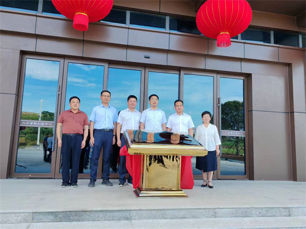 7月18日上午，歙縣人工智能創(chuàng  )客中心正式投入使用并舉行揭牌儀式，縣委常委、常務(wù)副縣長(cháng)詹凱主持儀式，縣委副書(shū)記、縣長(cháng)王奇勇和徽投集團黨委書(shū)記、董事長(cháng)洪筱明共同為歙縣人工智能創(chuàng  )客中心揭牌?？h委常委、縣經(jīng)開(kāi)區管委會(huì )主任王坤，副縣長(cháng)程衍生，縣政協(xié)副主席、財政局局長(cháng)曹胡翠，縣直有關(guān)部門(mén)、縣各金融機構主要負責同志，共同見(jiàn)證揭牌儀式，并觀(guān)摩富豐新城片區投資規劃沙盤(pán)、集團企業(yè)館1。.jpg