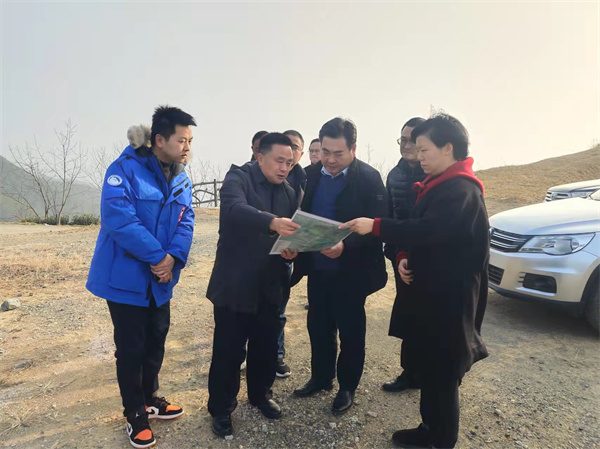 1月13日洪董率隊陪同吳縣長(cháng)調研湖田山景區項目.jpg