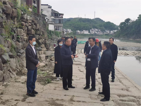 4月17日縣長(cháng)汪凱督查漁梁風(fēng)貌整治提升項目.jpg
