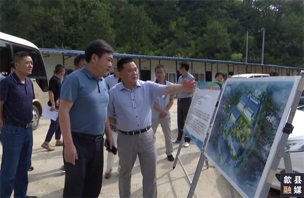 6月18日，縣委常委、常務(wù)副縣長(cháng)吳志平帶隊先后來(lái)到城區備用飲用水源保護區治理工程、第三水廠(chǎng)及供水管網(wǎng)配套延伸工程、漁梁風(fēng)貌整治提升工程、城區老舊管網(wǎng)提升項目、游泳館二期等重點(diǎn)項目建設現場(chǎng)，黃山徽投集團黨委書(shū)記、董事長(cháng)洪筱明陪同。.png