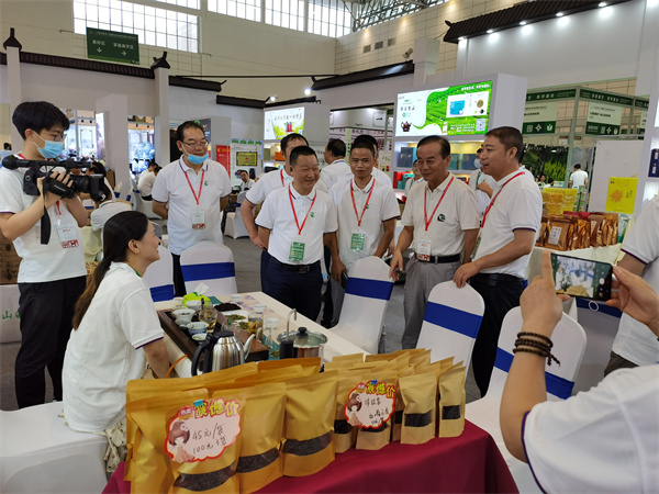 7月23日，2022年“濟南泉?歙縣茶”山東推介暨萬(wàn)人品鑒會(huì )活動(dòng)，參與人員：潘楷金、方  亮、程思肯、黃仙紅、錢(qián)助君、汪俊康.jpg