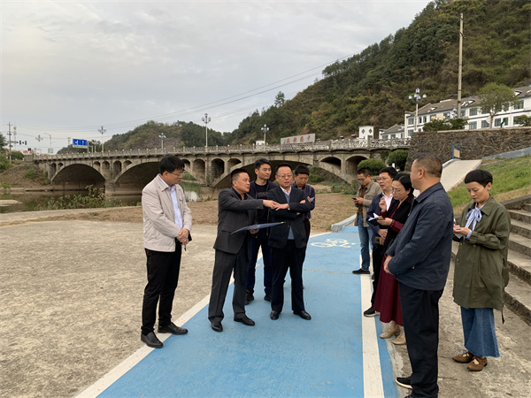 10月25日，縣委書(shū)記汪凱調研豐樂(lè )河濱江公園項目.jpg