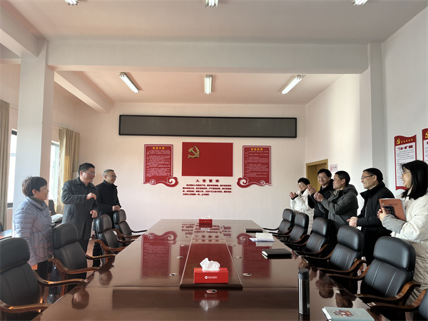 1月29日，縣委常委、副縣長(cháng)詹凱，財政局曹局、汪局一行赴集團開(kāi)展新春走訪(fǎng)慰問(wèn)。.jpg