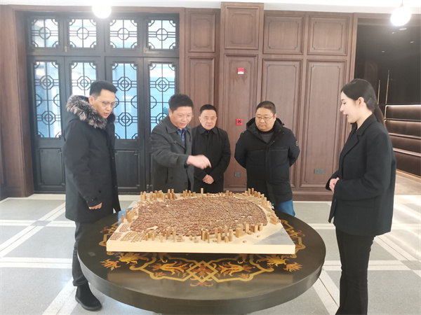 2月2日，縣委常委、副縣長(cháng)詹凱赴上海開(kāi)展“雙招雙引”工作，考察調研露香園城市更新項目，并與上海城投控股對接洽談，誠邀上海城投到歙縣考察投資，參與富豐新城建設。1.jpg