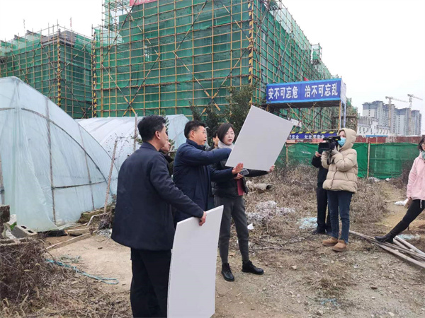 2月2日，副縣長(cháng)林一凡會(huì )市監局、徽城鎮等相關(guān)部門(mén)調研城西鄰里中心附屬配套物管用房項目.jpg