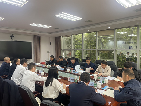 1684223118636723.jpg 4月25日,縣委常委、副縣長(cháng)詹凱帶隊赴湖南參觀(guān)吉首智慧停車(chē)指揮中心,潘總、方總陪同調研。1.jpg