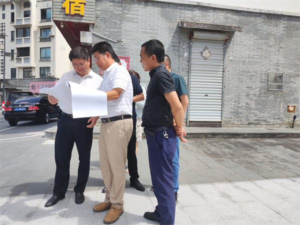 7月26日，縣委常委、副縣長(cháng)詹凱督導歙縣豐樂(lè )河（皖贛鐵路橋-豐樂(lè )橋段河道）環(huán)境整治工程、古關(guān)橋老橋綜合利用提升項目建設情況.jpg
