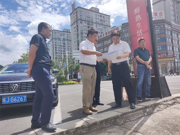 7月26日，縣委常委、副縣長(cháng)詹凱督導歙縣豐樂(lè )河（皖贛鐵路橋-豐樂(lè )橋段河道）環(huán)境整治工程、古關(guān)橋老橋綜合利用提升項目建設情況1.jpg