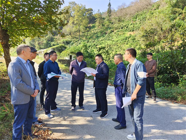 10月18日，洪董陪同詹凱縣長(cháng)一行調研6l0礦開(kāi)發(fā)項目.jpg