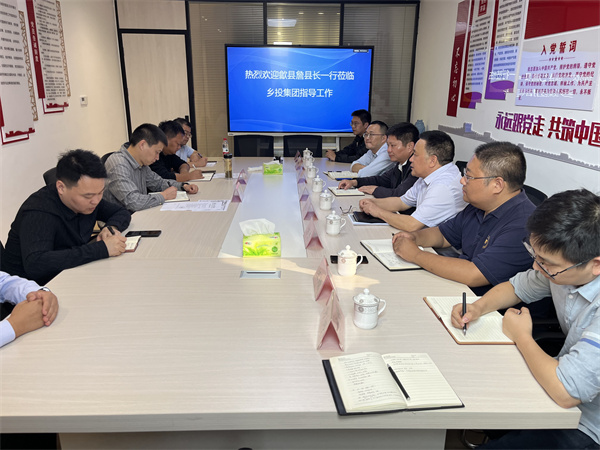 10月26日，詹縣帶隊調研寧國市文體中心EPCO項目，就項目設計、采購、施工和運營(yíng)一體化建設與寧國市鄉村振興投資集團進(jìn)行交流，縣住建局、資規局，徽投集團洪董、余總、方總等相關(guān)人員陪同考察。1.jpg