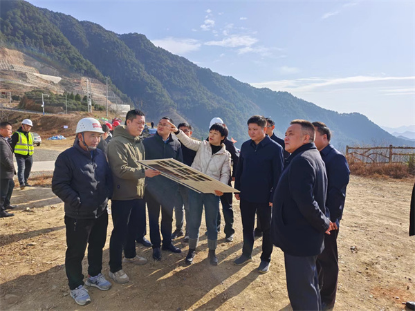 12月6日，洪董，余總陪同詹凱縣長(cháng)一行調研湖田山景區項目.jpg