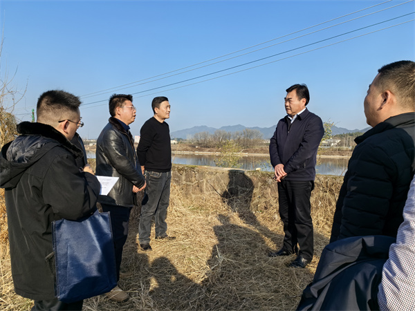 1月17日，縣委副書(shū)記吳志平調研安徽新安江流域防洪治理工程歙縣段工作開(kāi)展情況，張總陪同。.jpg