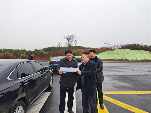 1月18日，洪董，張總陪同詹凱縣長(cháng)督導富新路工程項目.jpg
