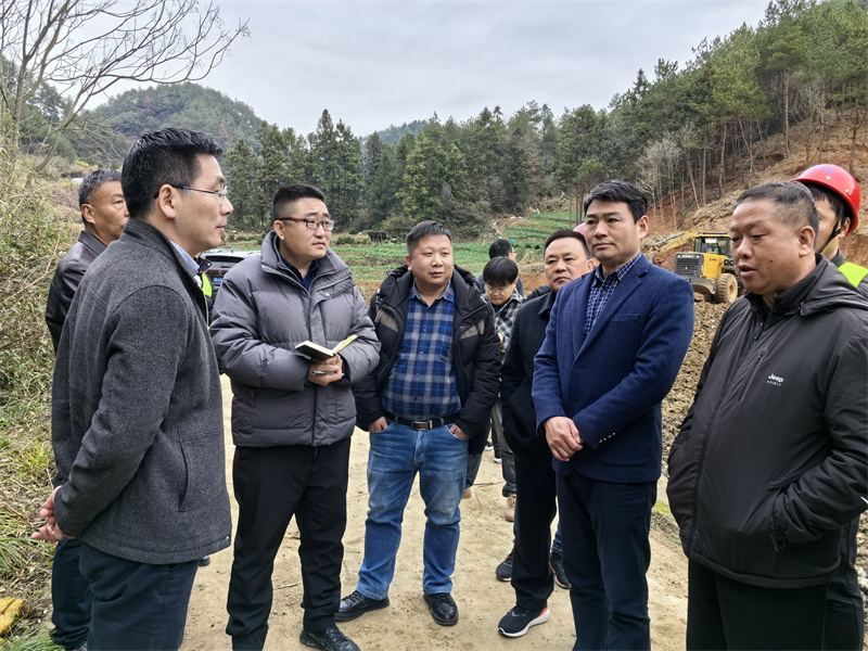 2月17日，王縣長(cháng)、程縣長(cháng)帶隊到新安江防洪治理項目指導工作，洪董、張總陪同。1.jpg